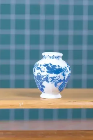 Op = Op [ SAD1072 ] Streets Ahead Dollshouse keramische vaas in delfts blauwe stijl