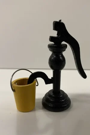 [ SAD9185 ] Streets Ahead Dollshouse Waterpomp en Emmer Nieuw