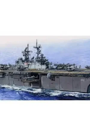 1/350 USS Iwo Jima LHD-7 Amphibious Assault Ship Trumpeter 05615 Korting