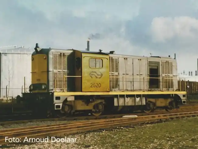 Piko 40430 - N-Diesellok 2400 grau-gelb, Rundumleuchte IV + DSS Next18 Lage Kosten