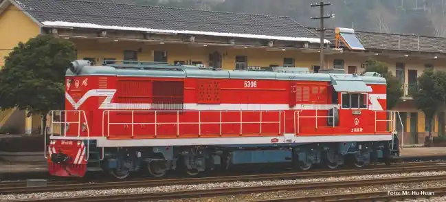Piko 52713 - ~Diesellok DF7C Shanghai Railway + PluX22 Dec. Voordeelprijs