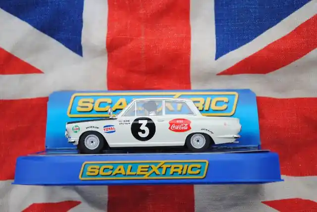 ScaleXtric C3096 Ford Cortina GT No.3 1964 EAST AFRICAN SAFARI Gecertificeerd