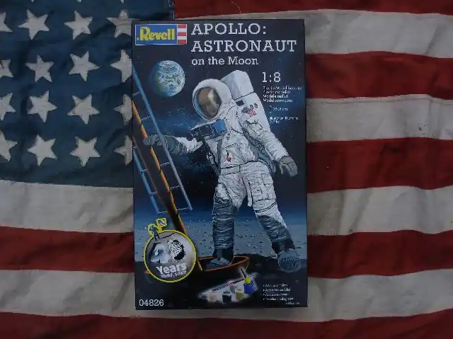 Seizoensaanbieding REV04826 Apollo Astronaut on the Moon