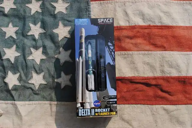 Premium DRW.56334 DELTA Rocket with LAUNCH PAD