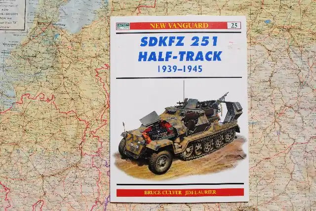 Beperkt Aanbod OPNV.025 Sd.Kfz.251 Half-Track 1930-1945