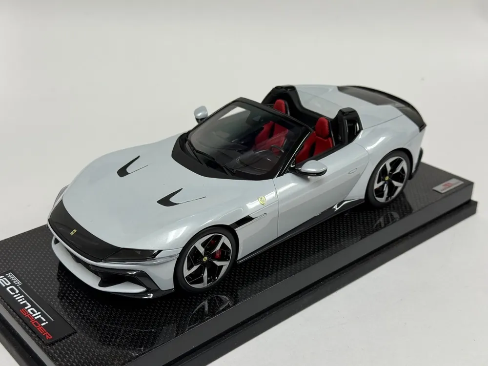 Ferrari 12 Cilinders Coupe V12 830CV 2024 + Showcase - 1 18 - MR Collection Models Voordeelprijs