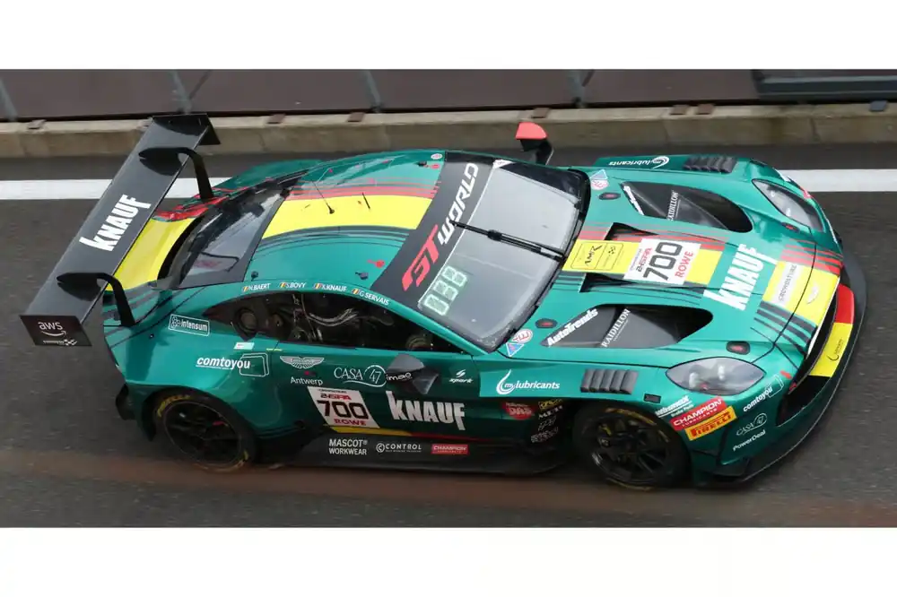 ASTON MARTIN VANTAGE AMR GT3 EVO NR. 700 COMTOYOU RACING 24 UUR SPA 2026 N. BAERT - X. KNAUF - G. SERVAIS - S. BOVY BEPERKT TOT 300 Laatste Kans
