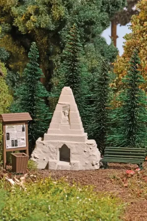 Aanbieding Busch 1861 H0 Obelisk in het bos